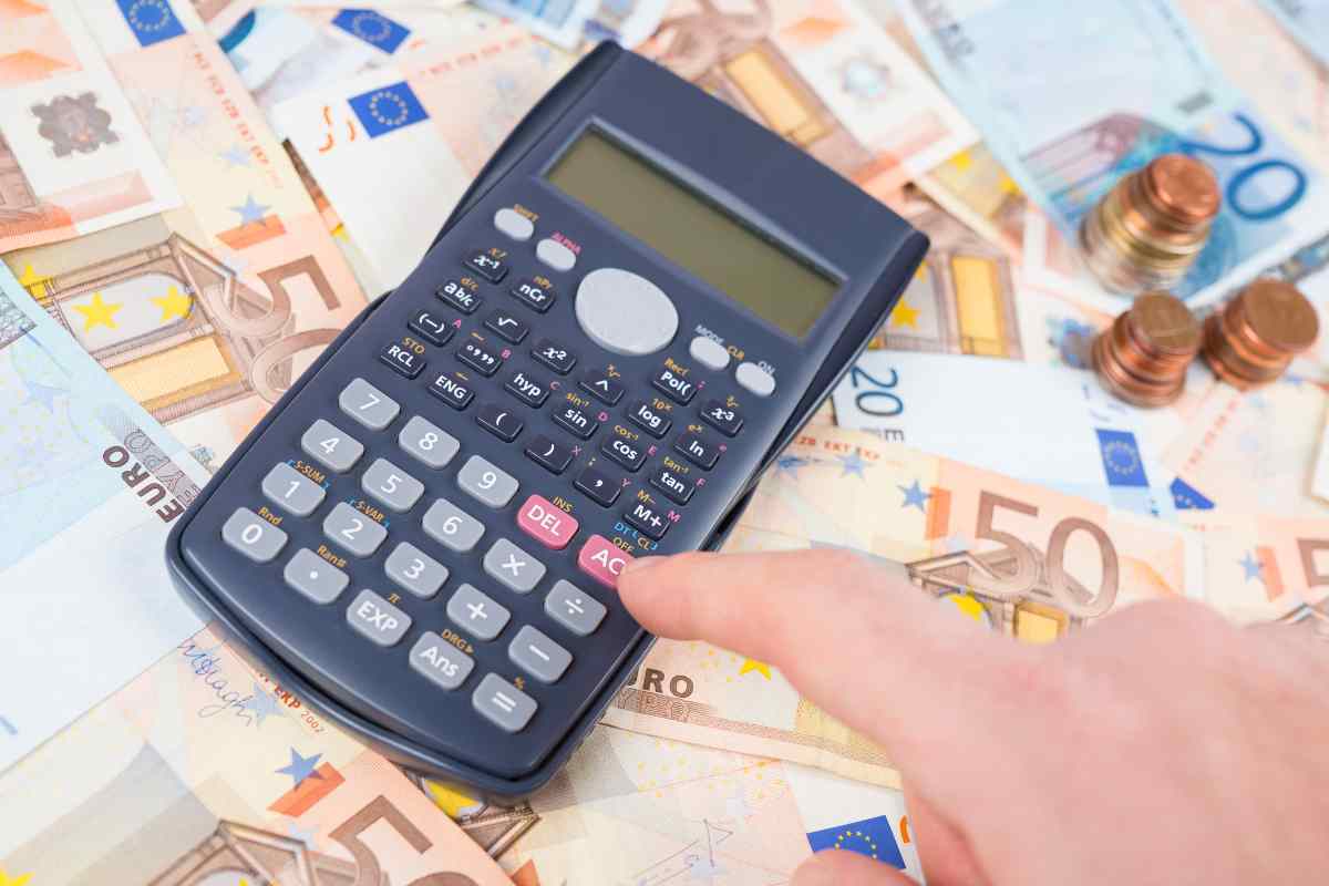 Una mano fa i conti con la calcolatrice