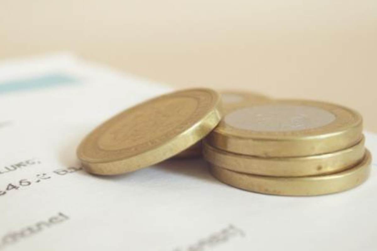 pochi risparmi su un tavolo