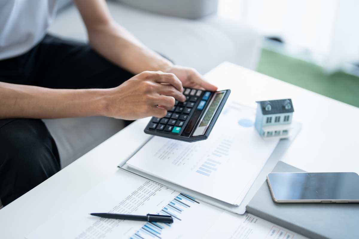 donna fa i conti con la calcolatrice