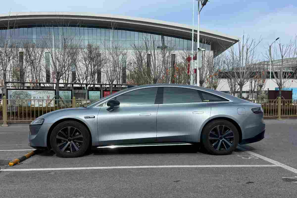 Una berlina parcheggiata