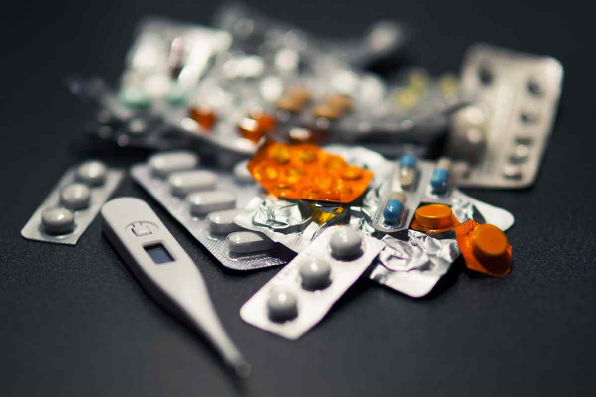 farmaci sparsi su un tavolo