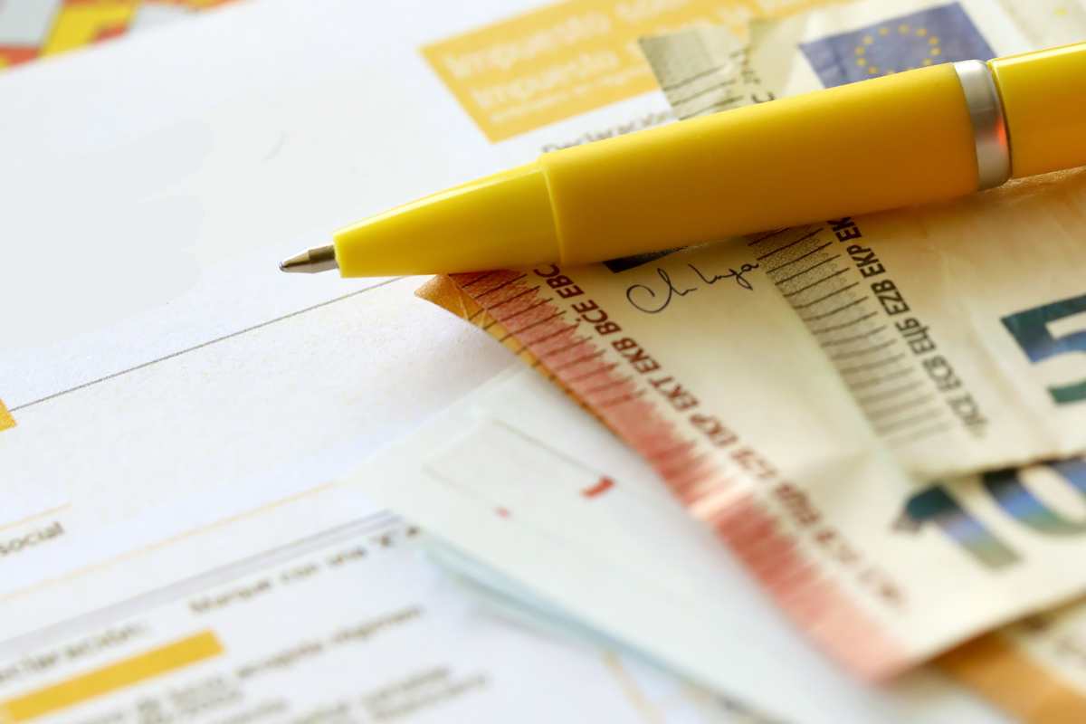 soldi e una penna che fa i conti