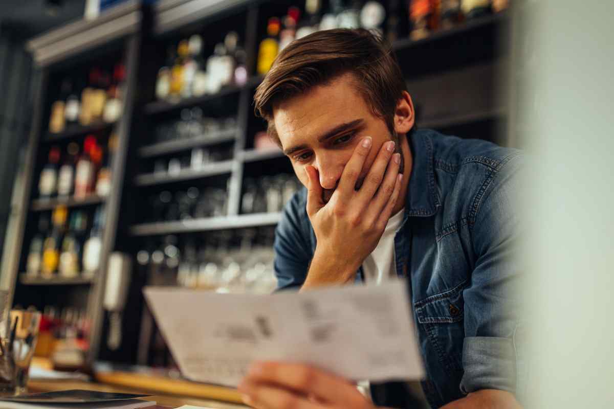 Un uomo legge una sentenza