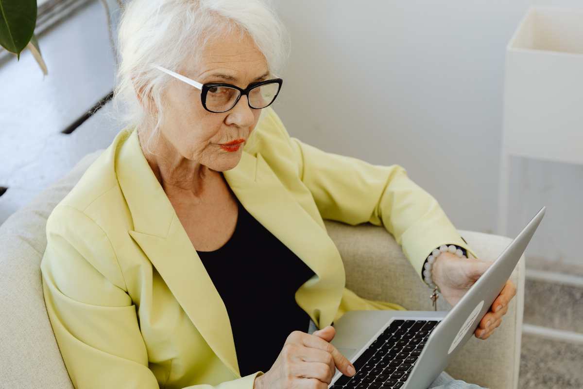 donna pensionat consulta il proprio notebook