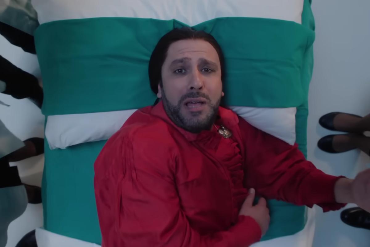 Checco Zalone interpreta il video di Prostata Enflamada