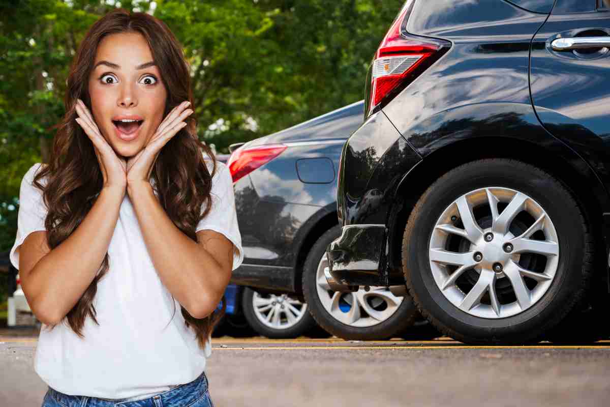 donna sorpresa davanti a delle auto