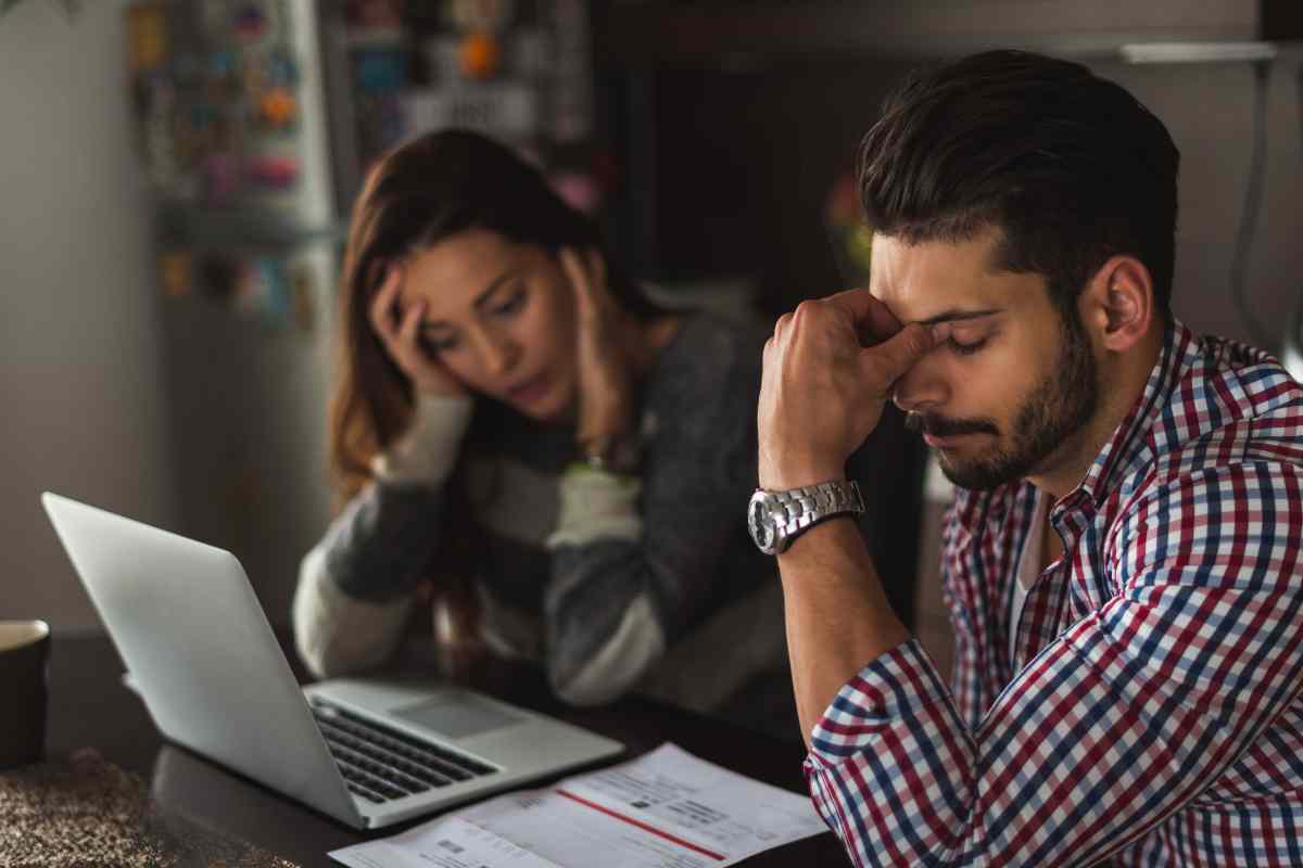 persone preoccupate davanti a un pc