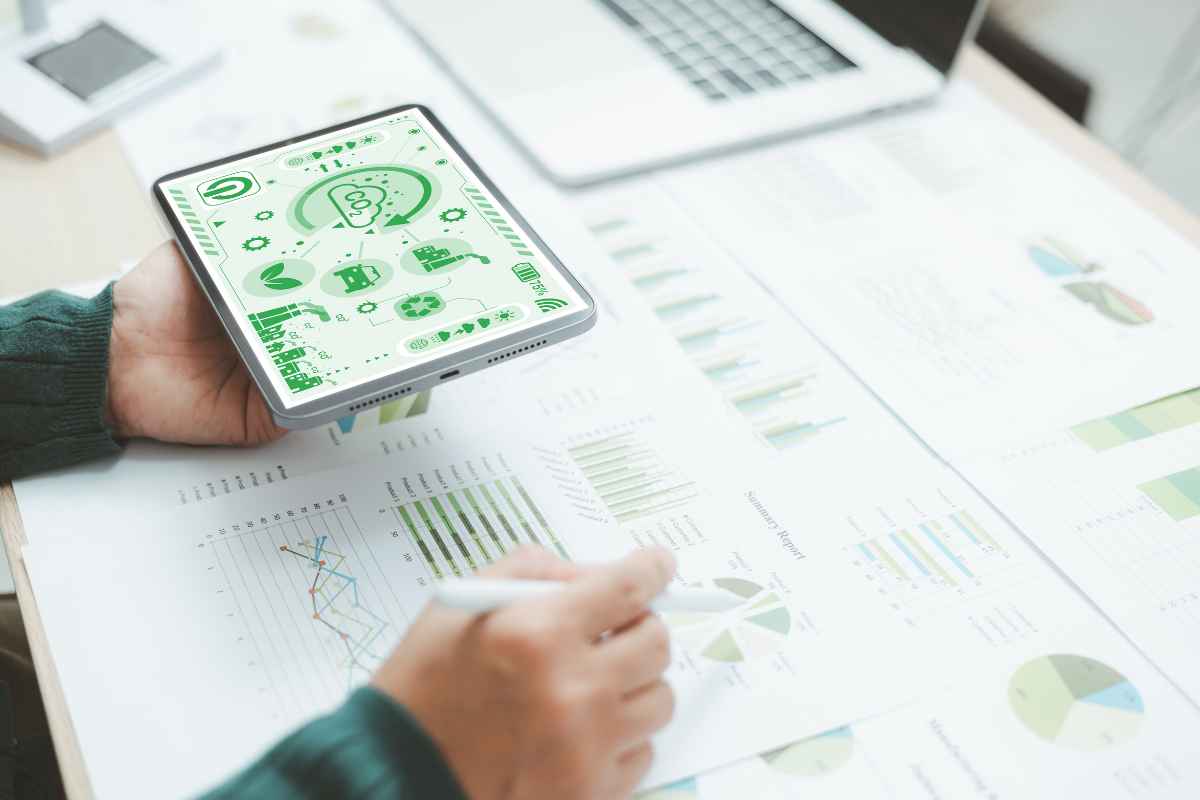 persona consulta possibili detrazioni sulla casa