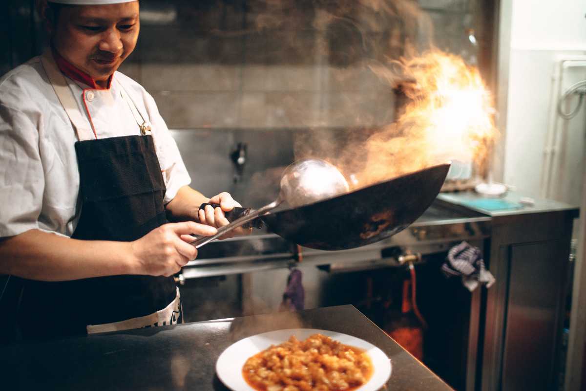 cuoco cinese ai fornelli