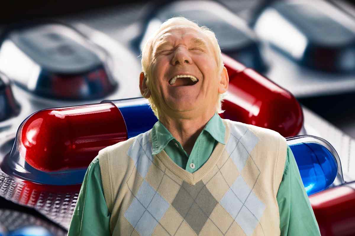anziano sorridente e farmaci sullo sfondo