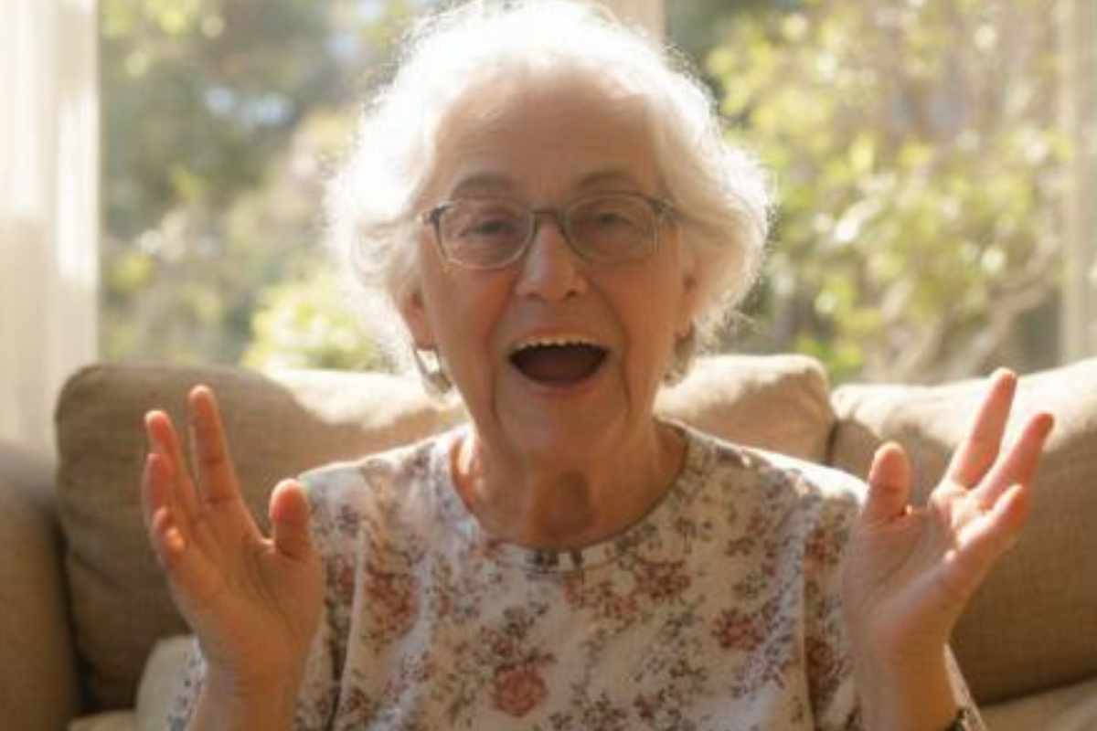 pensionata sorridente