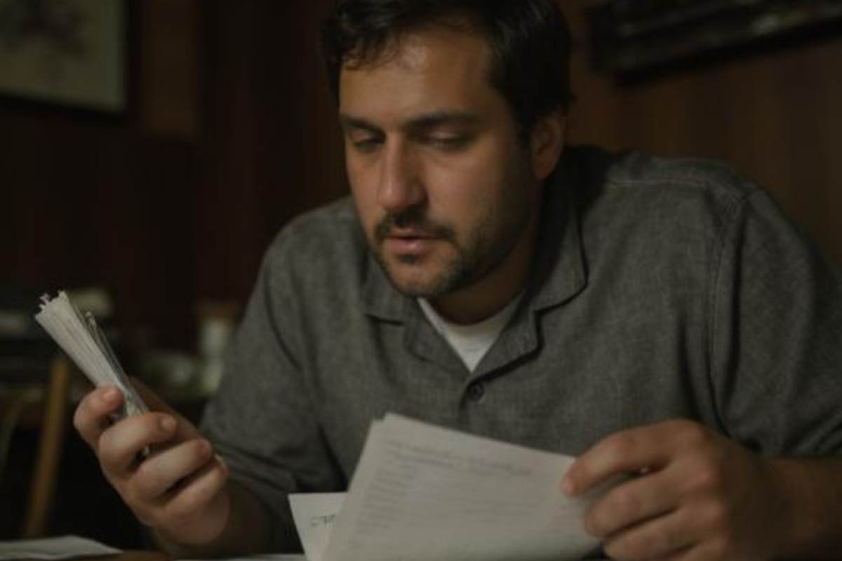 Uomo controlla i propri conti in banca