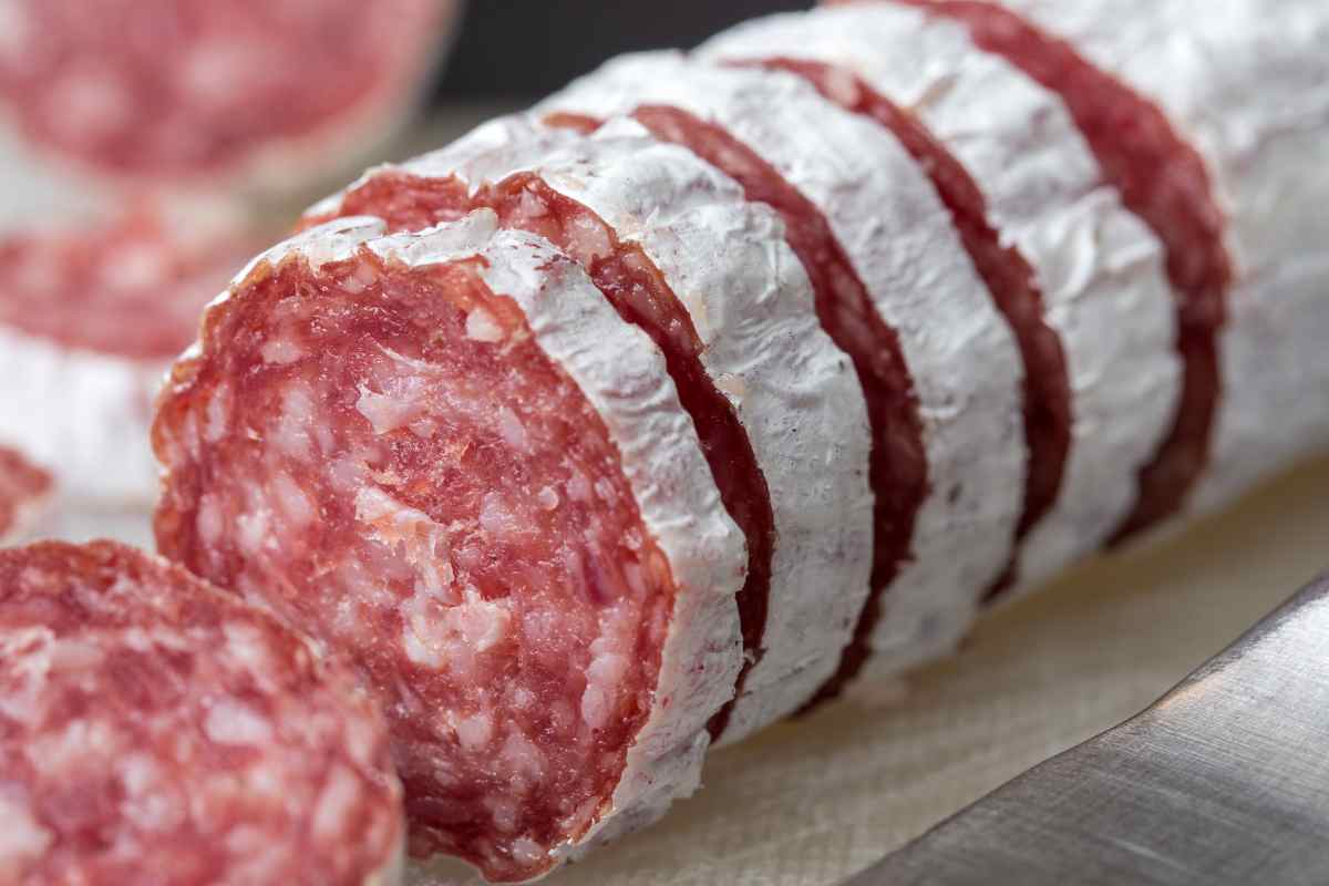 salame nostrano a fette