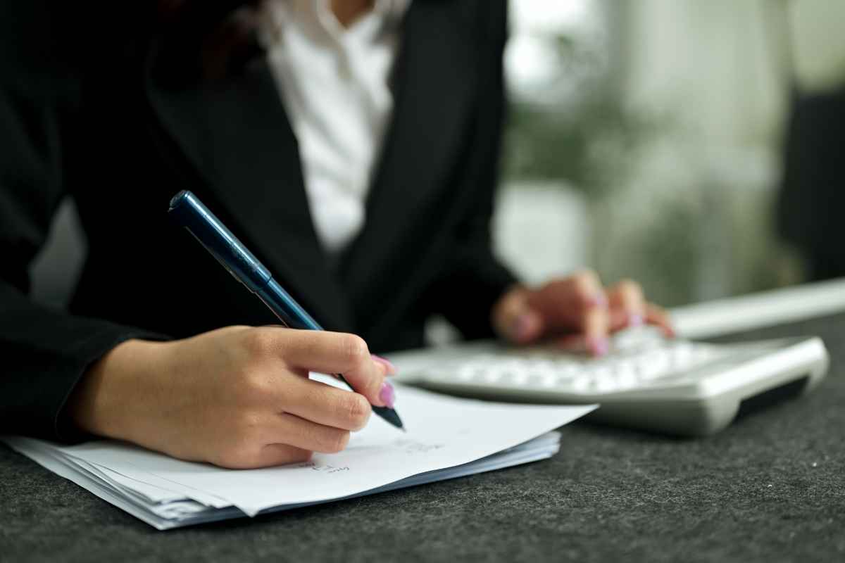 mano di donna prende appunti