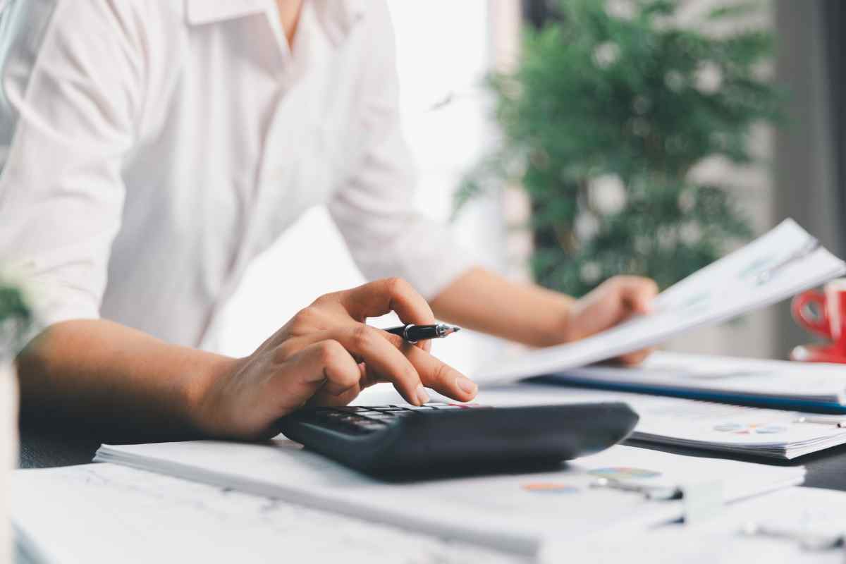 una persona fa i conti con le spese domestiche