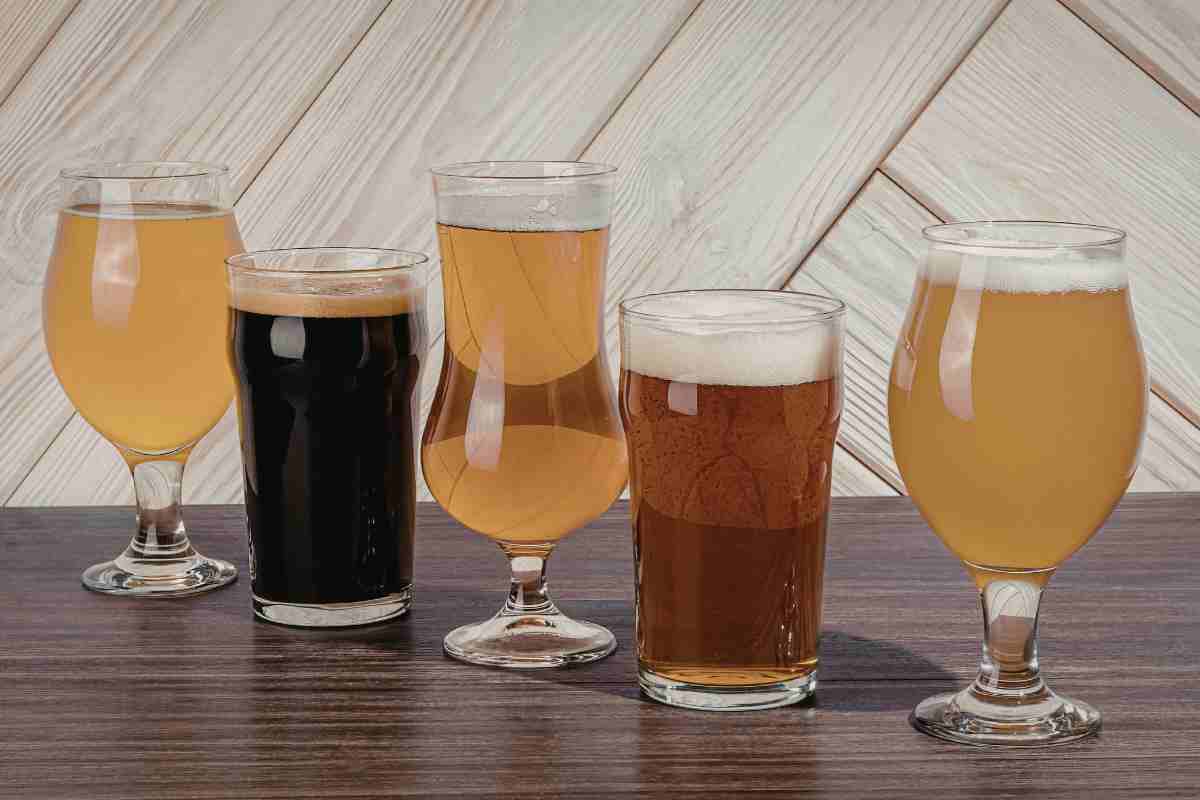Alcune pinte di birra di varia tipologia su un tavolo