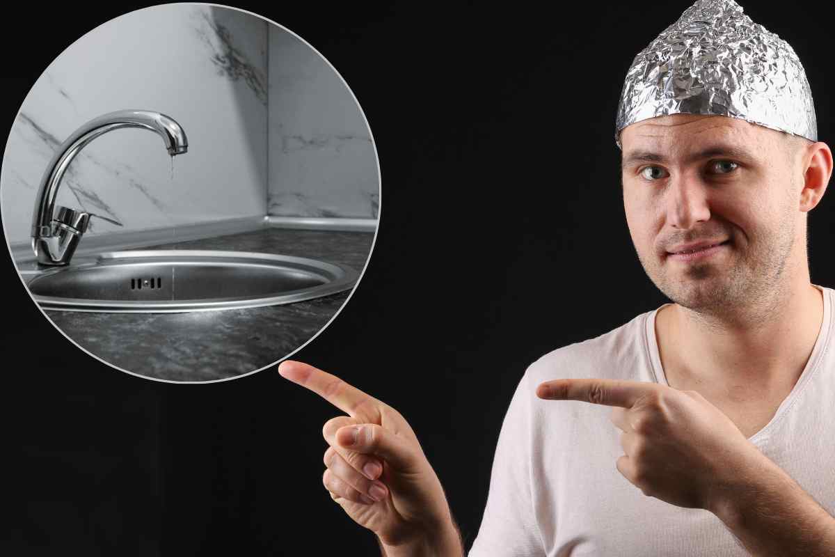 uomo con carta stagnola in testa indica un rubinetto