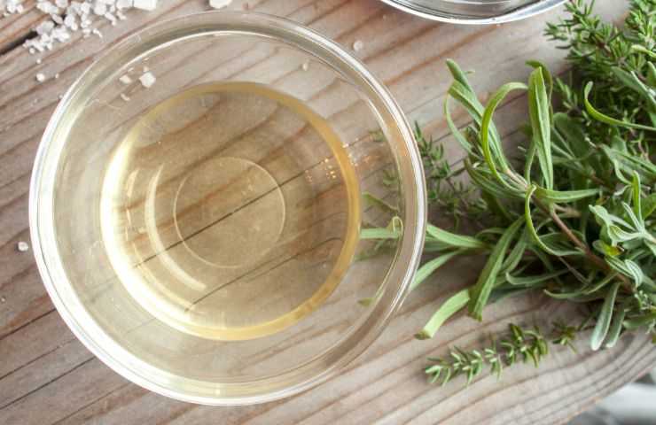 aceto di vino bianco in ciotola di vetro