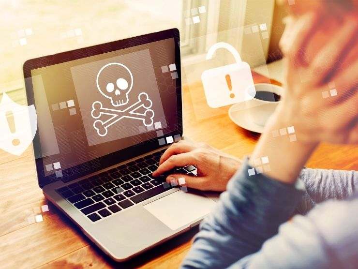 rappresentazione di una donna al pc che viene truffata