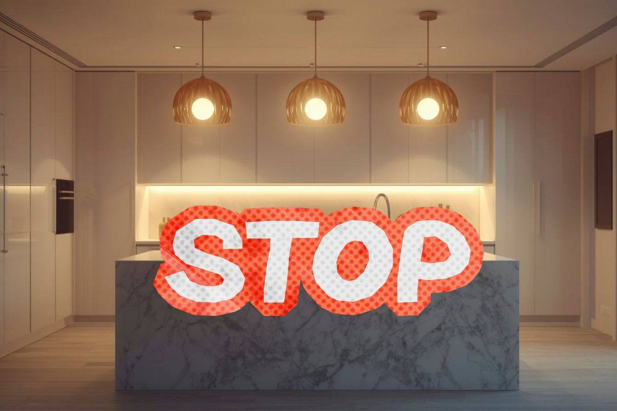 cucina con isola moderna e in primo piano scritta stop