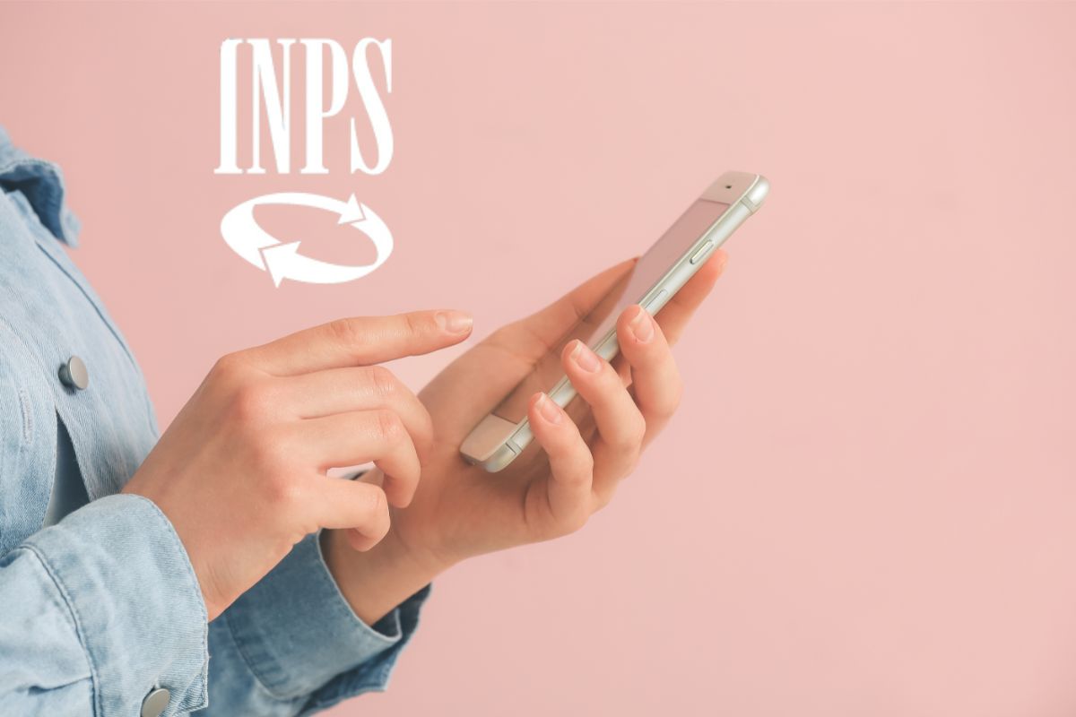 donna con smartphone in mano e logo inps