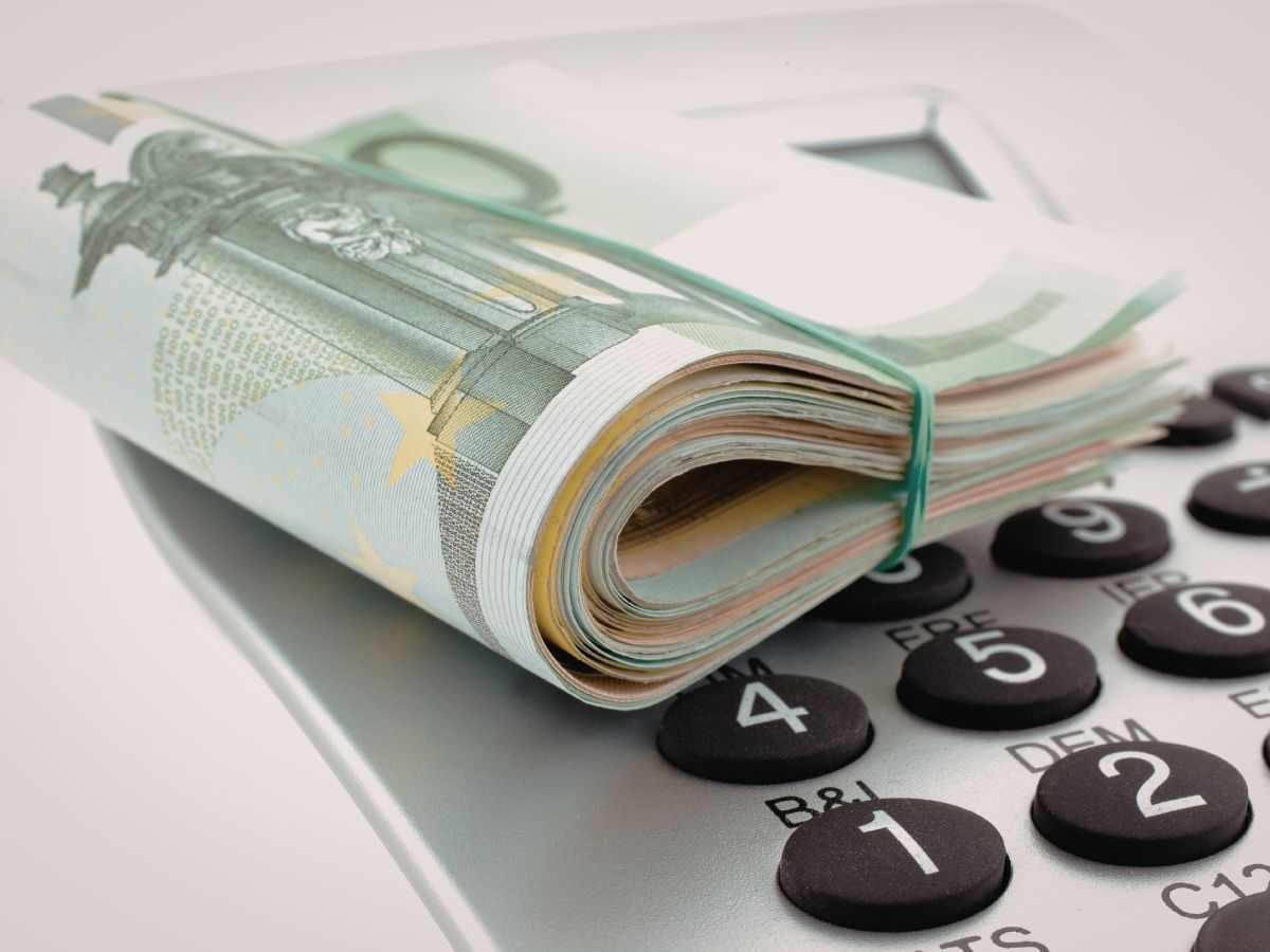 mazzetto banconote da 100 euro su calcolatrice