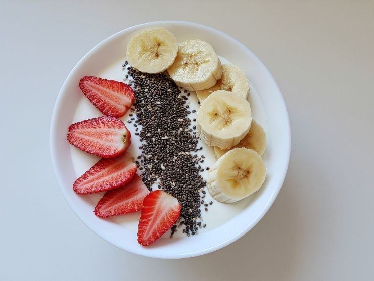 bowl con semi di chia, yogurt, fragole e banana