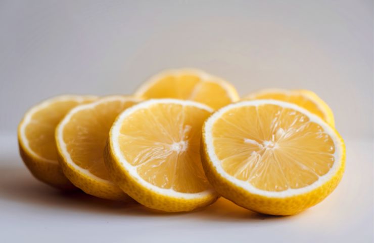 fettine di limone su sfondo grigio