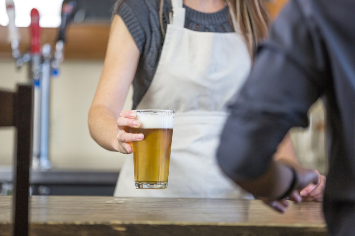 donna che acquista birra