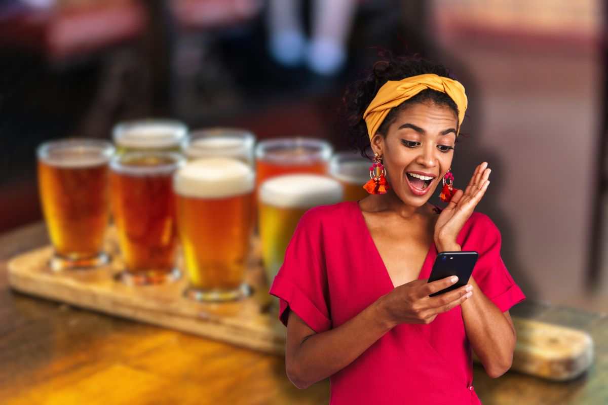 birra artigianale su tagliere di legno e donna sorpresa che guarda tv