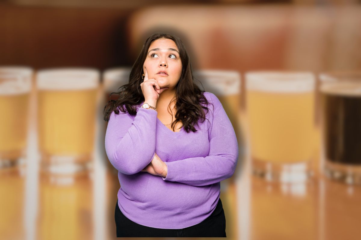 varietà di birra su tavolo e donna che pensa