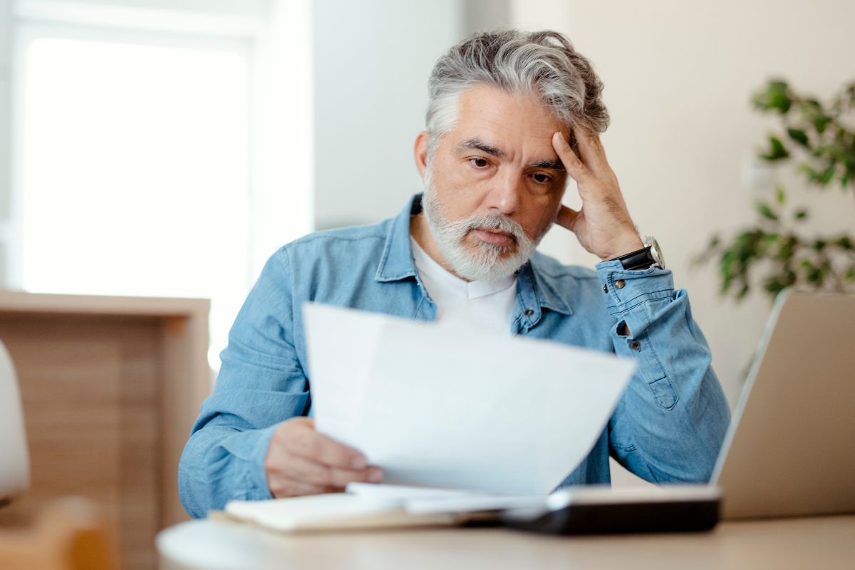 uomo disperato che legge una lettera