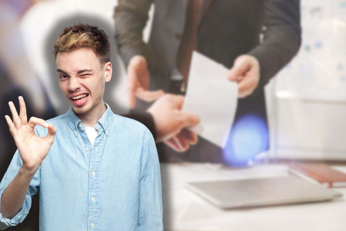 due persone che si scambiano una lettera e un ragazzo che fa ok con le mani