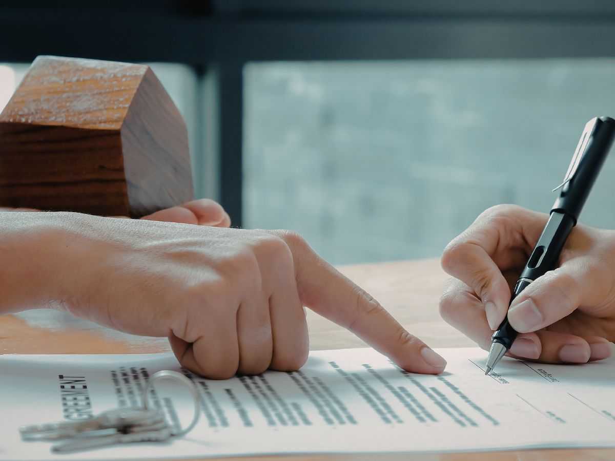 persona firma un contratto con un notaio