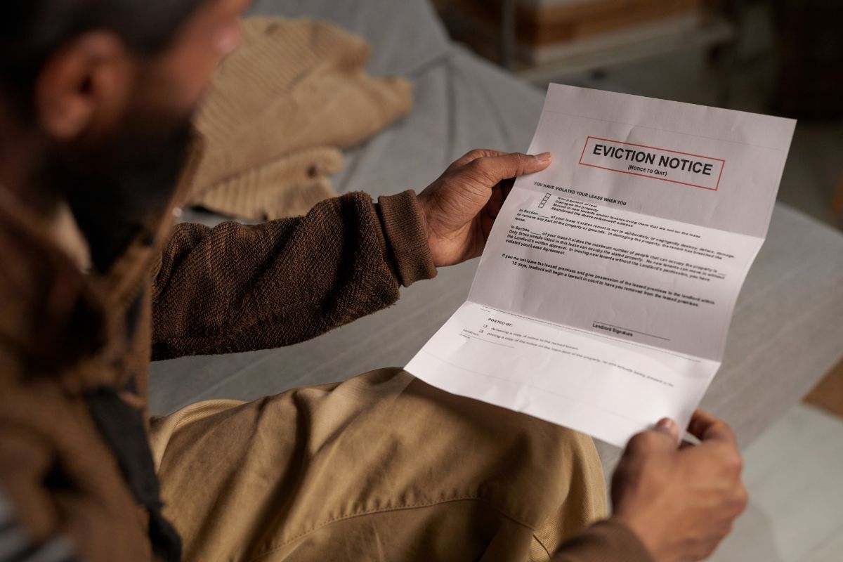 uomo che ha ricevuto notifica di sfratto