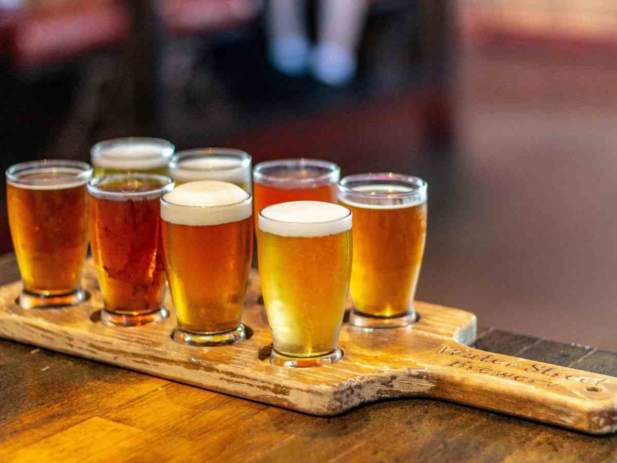 un serie di birre su un tagliere