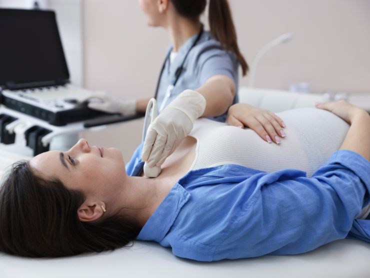donna che effettua ecografia alla tiroide