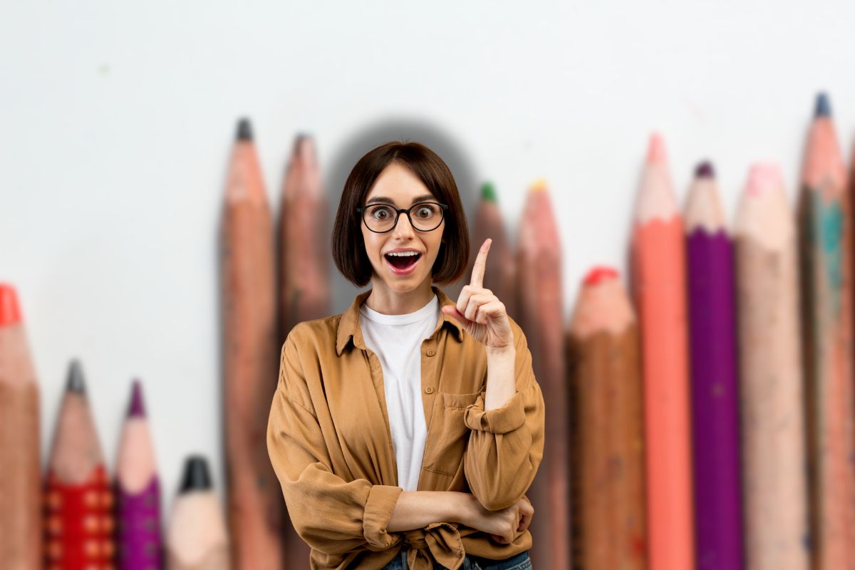 vecchi pastelli di diversi colori e donna che hai un'idea