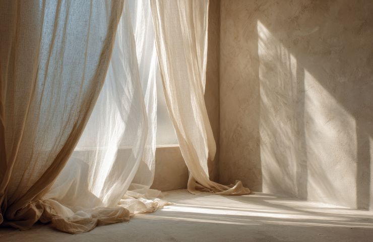 tenda davanti ad una finestra