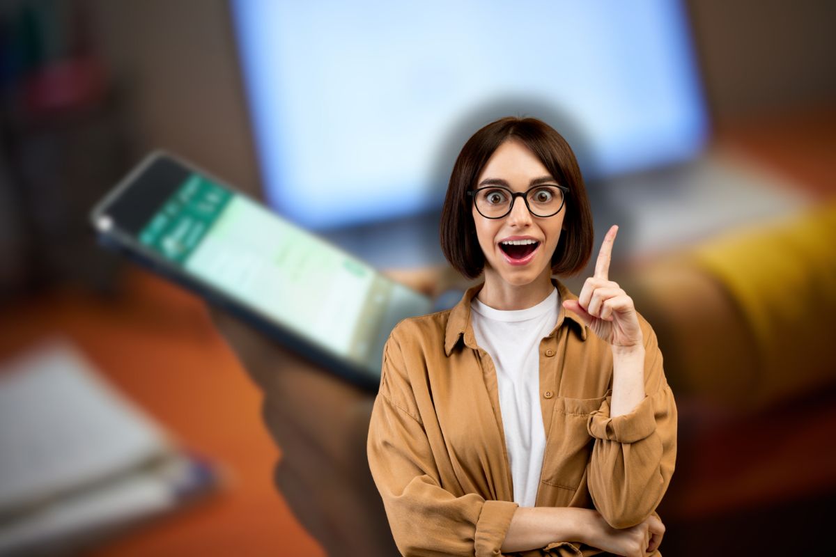 donna che usa smartphone e un'altra che ha un'idea