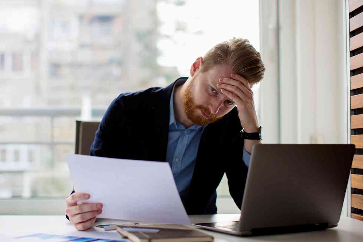 persona legge preoccupata una lettera