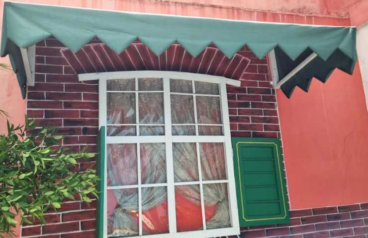 finestra con tenda da sole