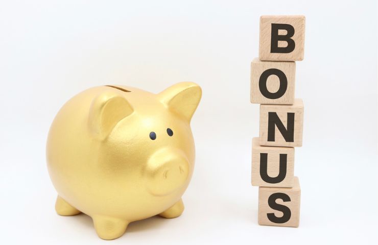 scritta bonus e salvadanaio a porcellino