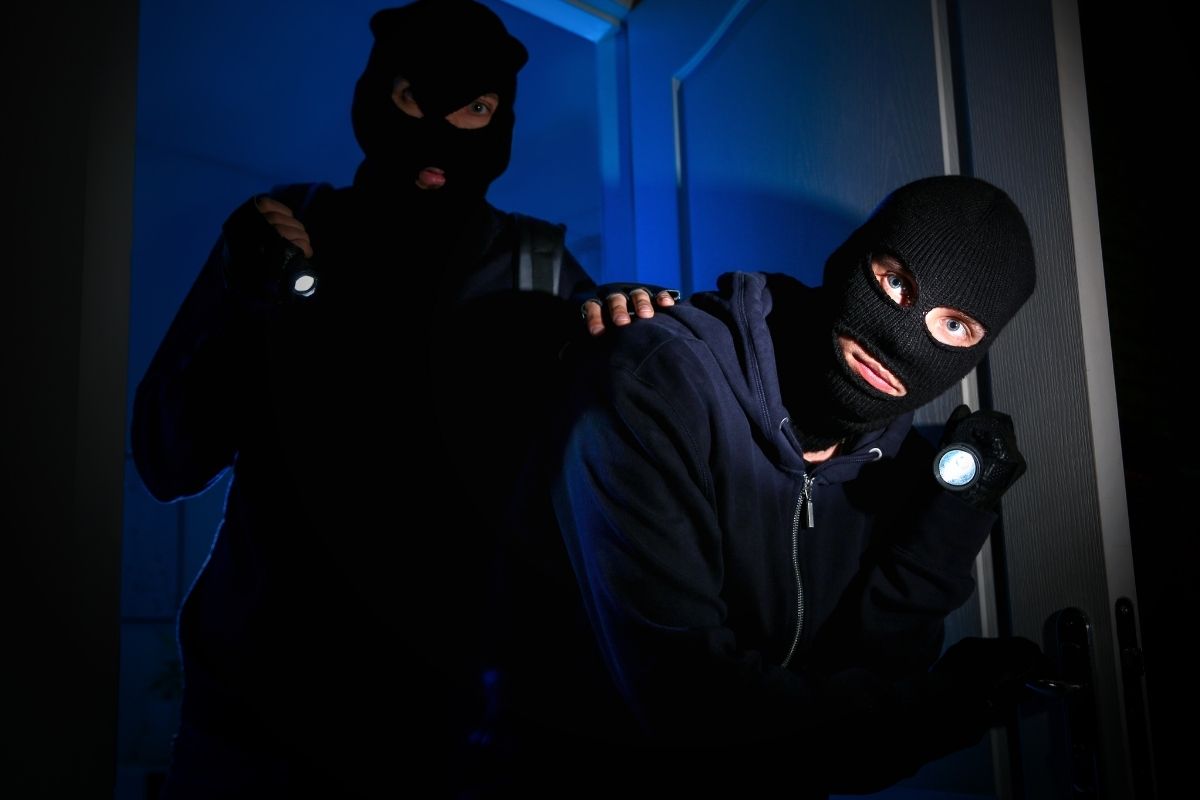 ladri che tentano di entrare in una casa