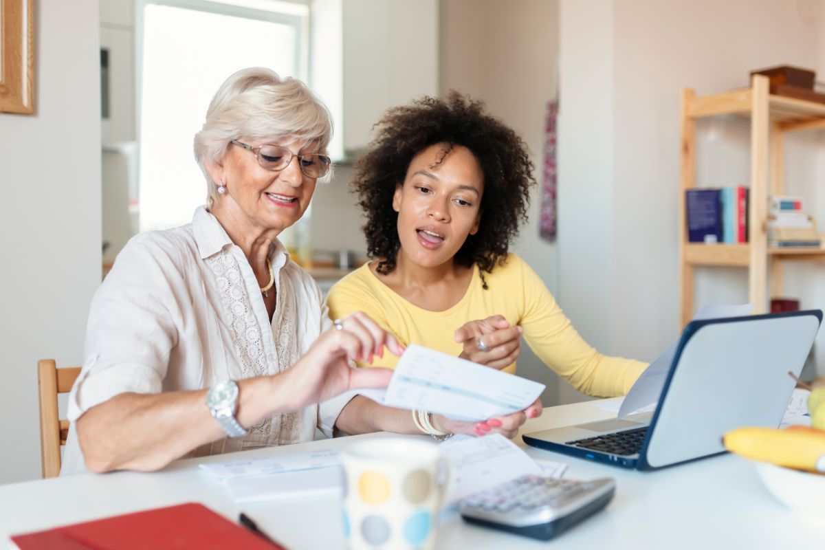 due donne che controllano bollette da pagare