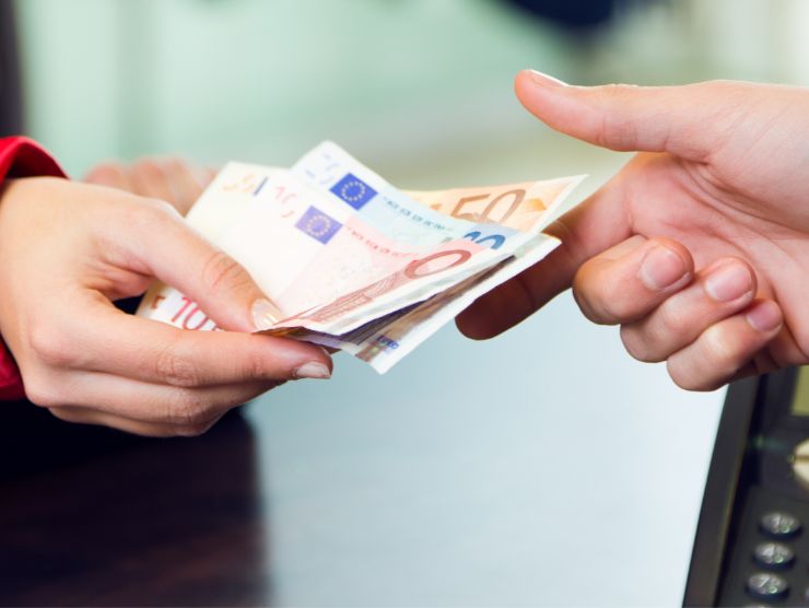 persone che si passano banconote