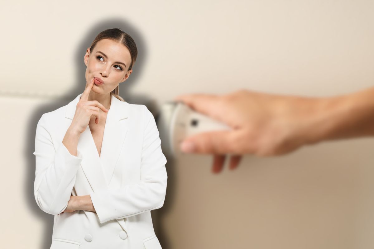 donna che accende i termosifoni e un'altra che pensa