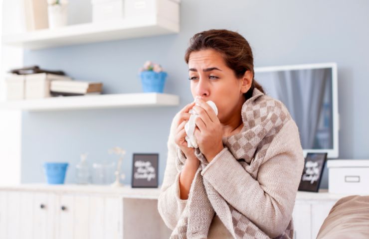 donna raffreddata in casa 