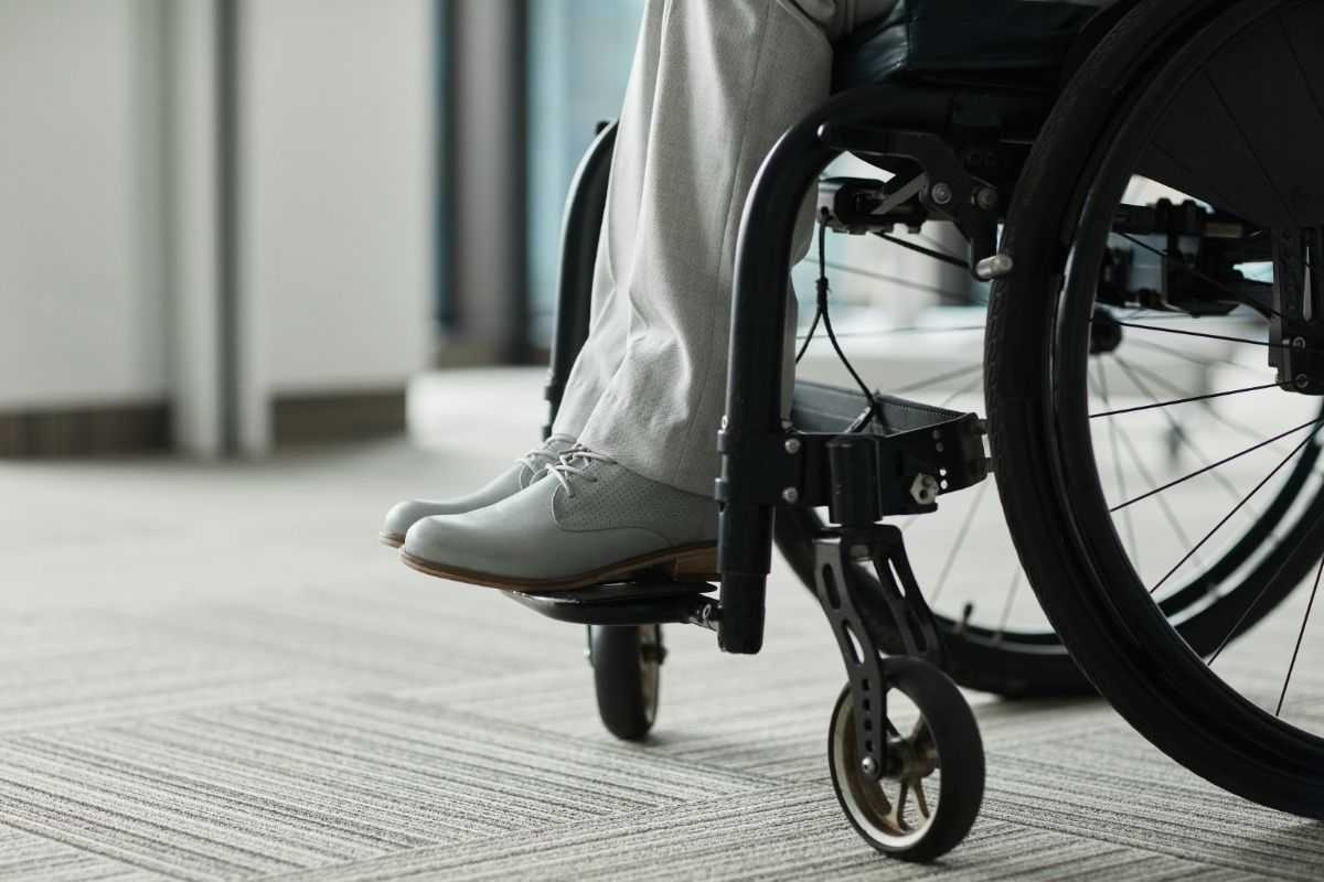 persona con disabilità su sedia a rotelle