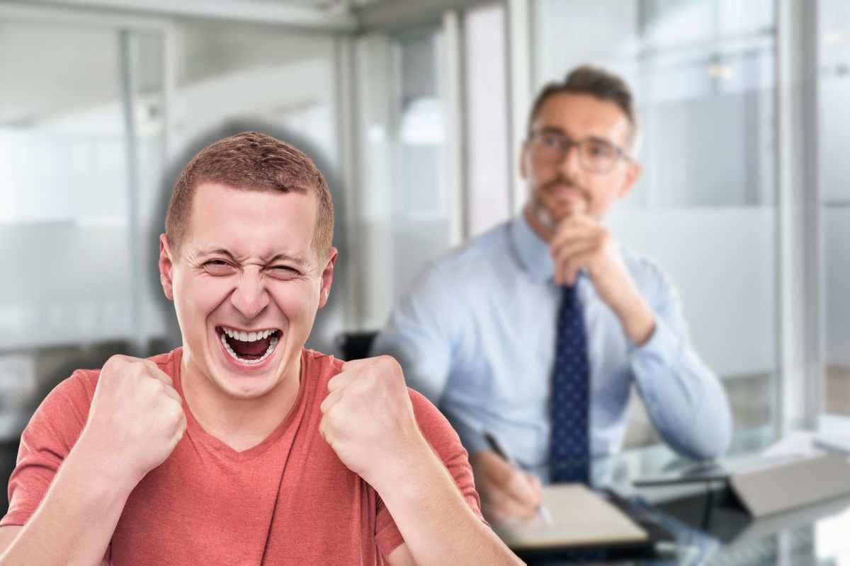 uomo pensieroso a lavoro e un altro che esulta